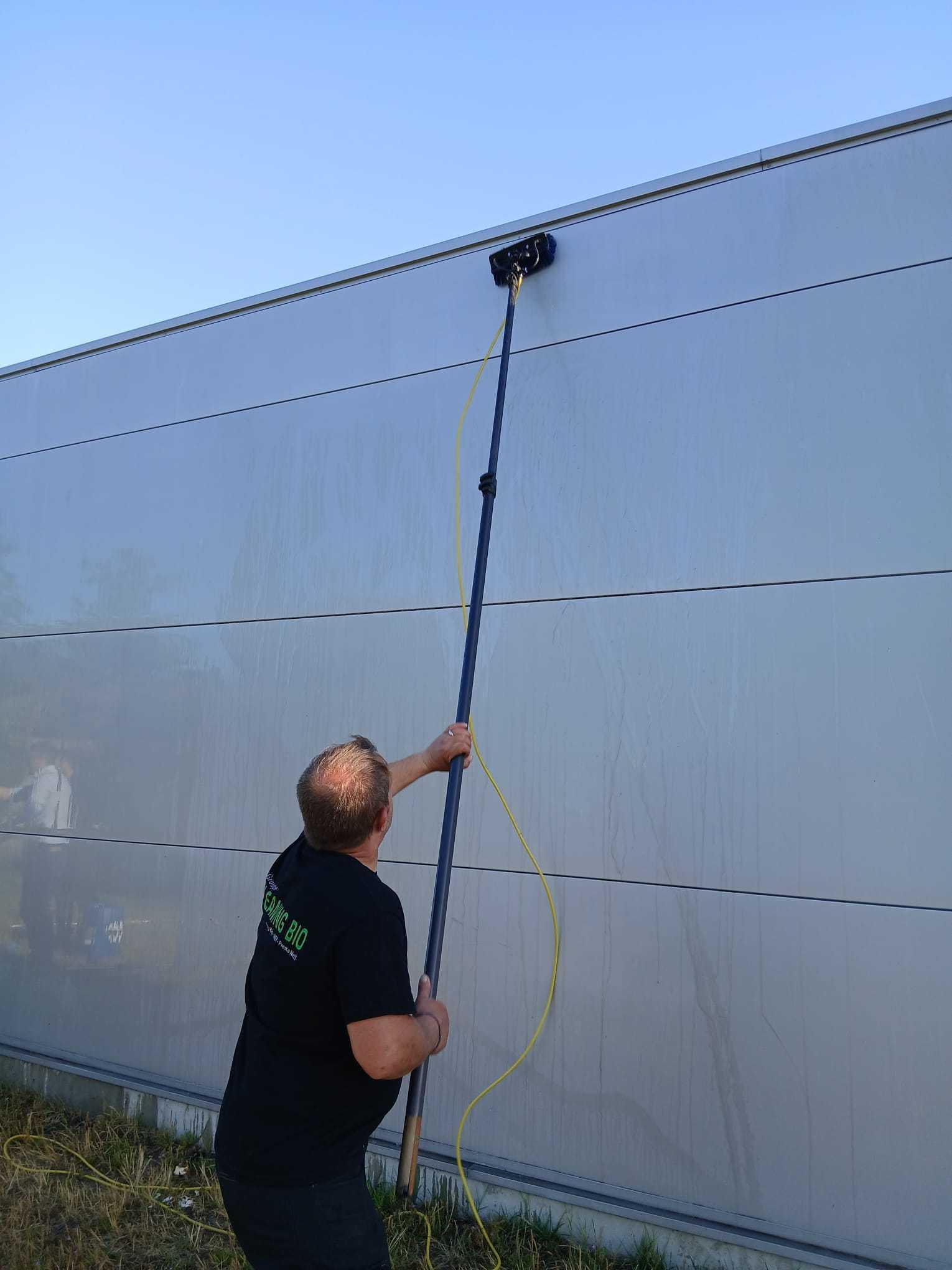 L'image montre l'équipe de Cleaning Bio en 2026, en train de réaliser un nettoyage de bardage sur une façade. Ils utilisent une méthode innovante de nettoyage à l'eau osmosée, qui garantit l'élimination des salissures et des contaminants, tout en préservant la qualité des surfaces.