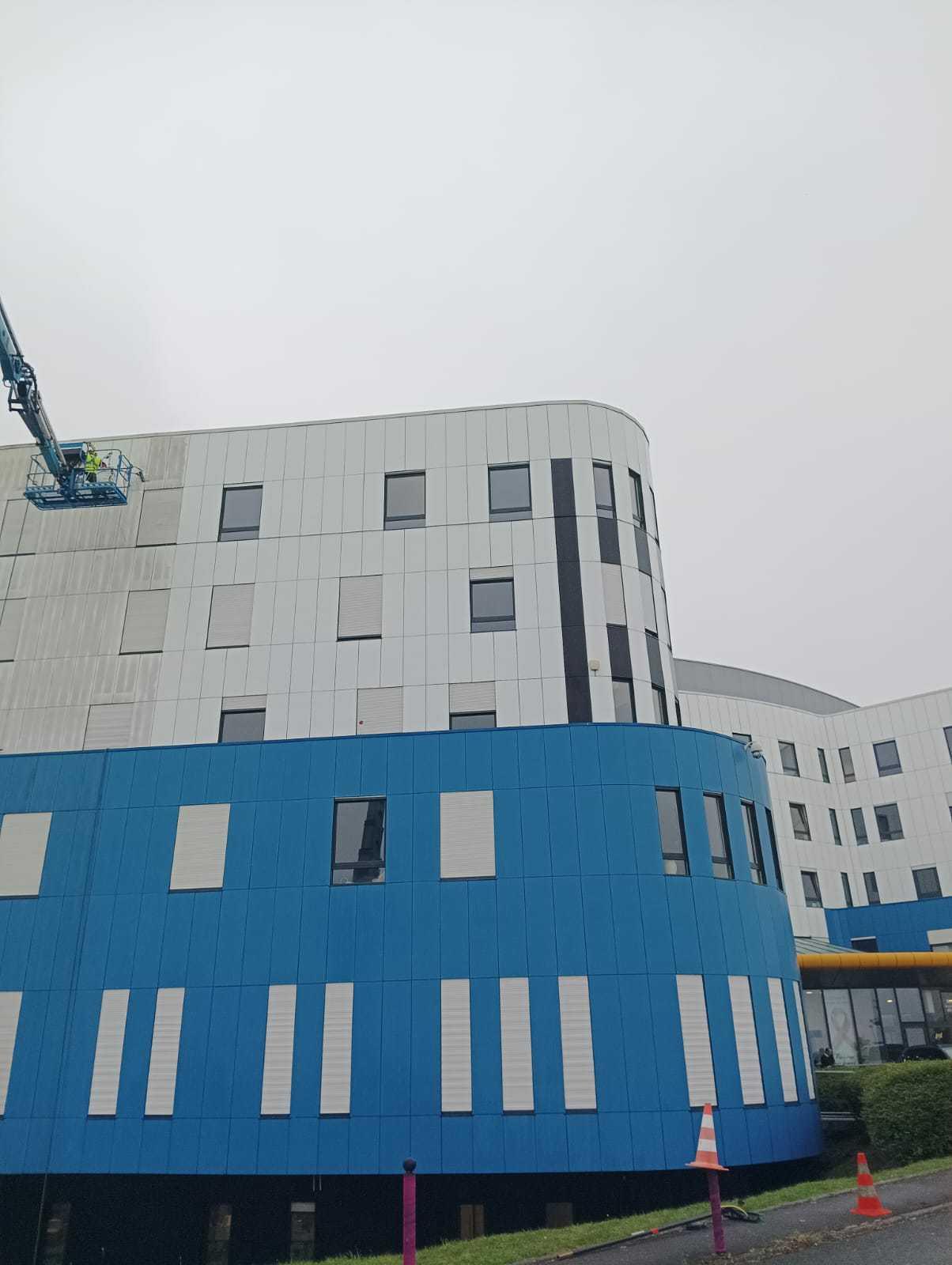 Nettoyage d'une grande façade de la métropole lilloise entretenue à l'eau osmosée tous les 2 ans