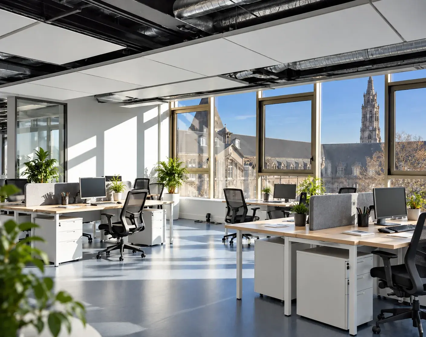 Open space professionnel lumineux avec bureaux aménagés, postes informatiques, fauteuils ergonomiques et sols propres.